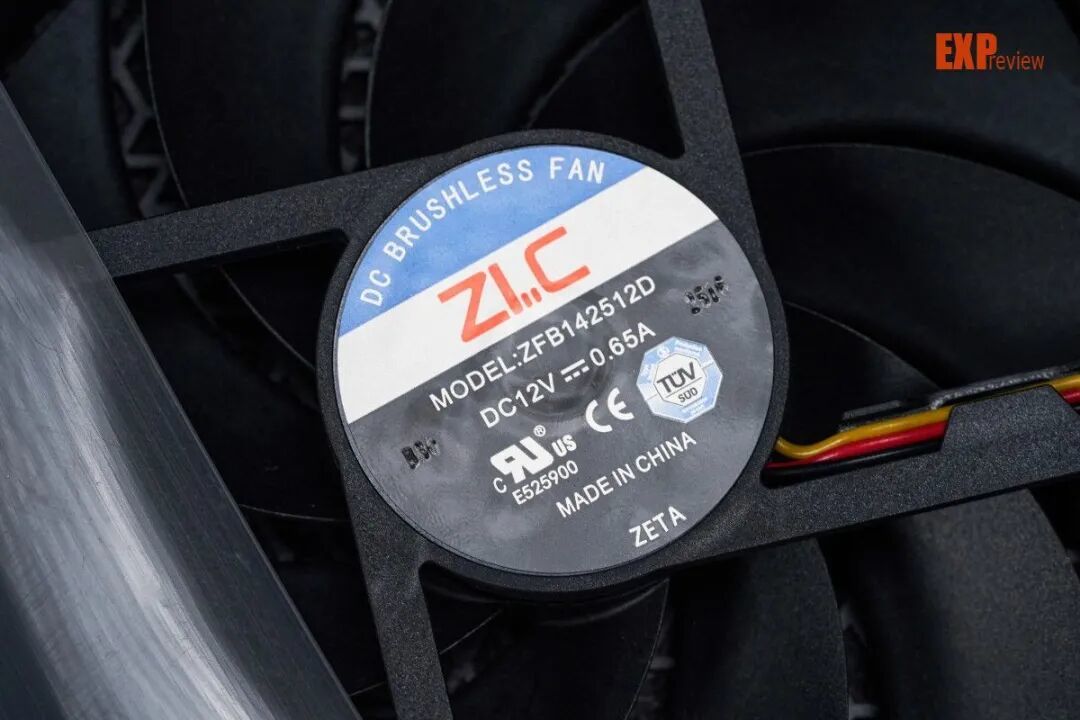 振华LEADEX T2800W电源图赏:修长体型下蕴含着2800W“钛金之力”