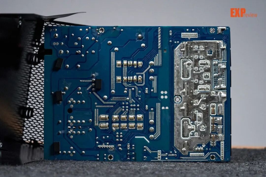 振华LEADEX T2800W电源图赏:修长体型下蕴含着2800W“钛金之力”