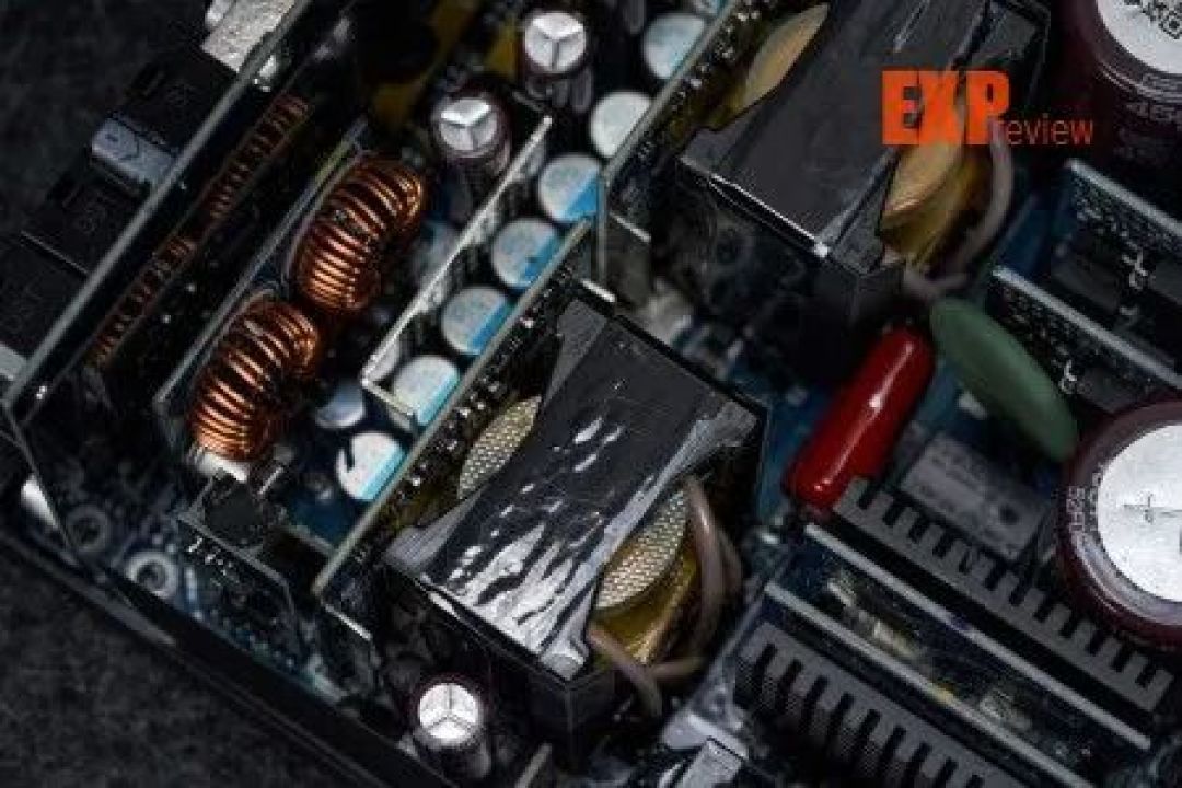 振华LEADEX T2800W电源图赏:修长体型下蕴含着2800W“钛金之力”