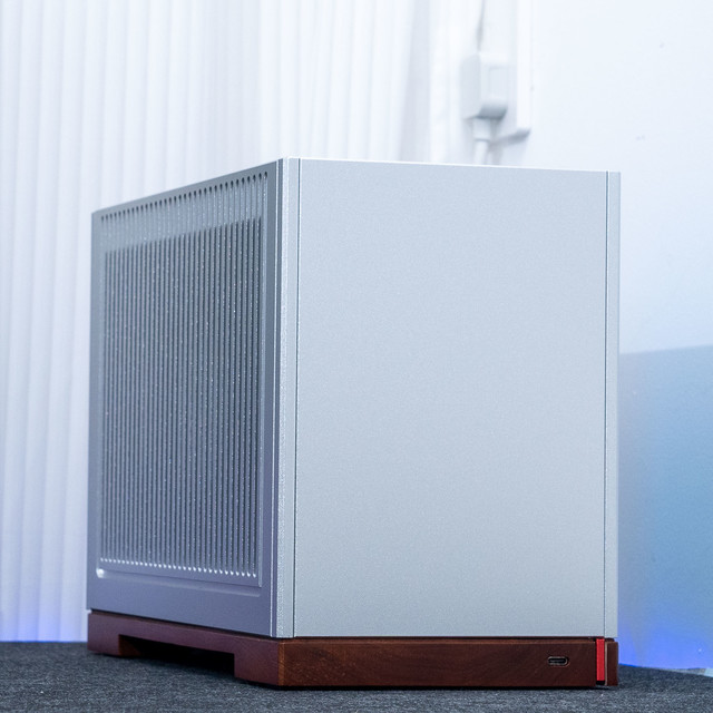 11L艺术级ITX：乔思伯T9 七彩虹 B860I+索泰5070Ti SOLID装机分享