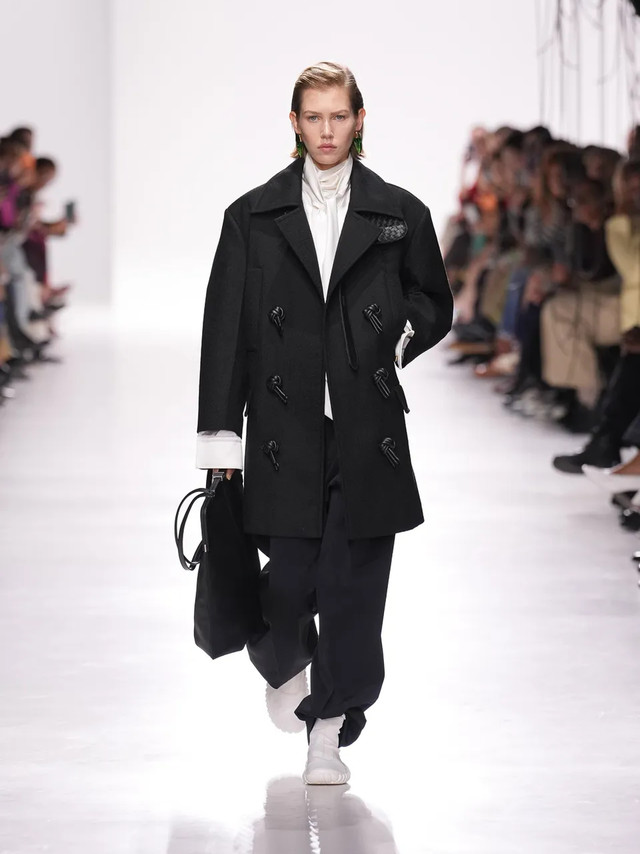 #BV设计师首秀# #时装周# Bottega Veneta 2026夏季系列亮相，新任创意总监Louise Trotter以品牌溯源为核心，借助威尼斯奢华、纽约朝气与米兰本质主义的灵感，焕新呈现系列