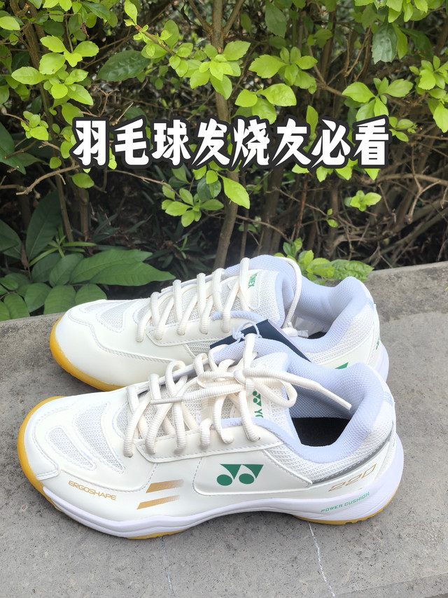性价比拉满，YONEX尤尼克斯羽毛球鞋SHB220CR米白色。
