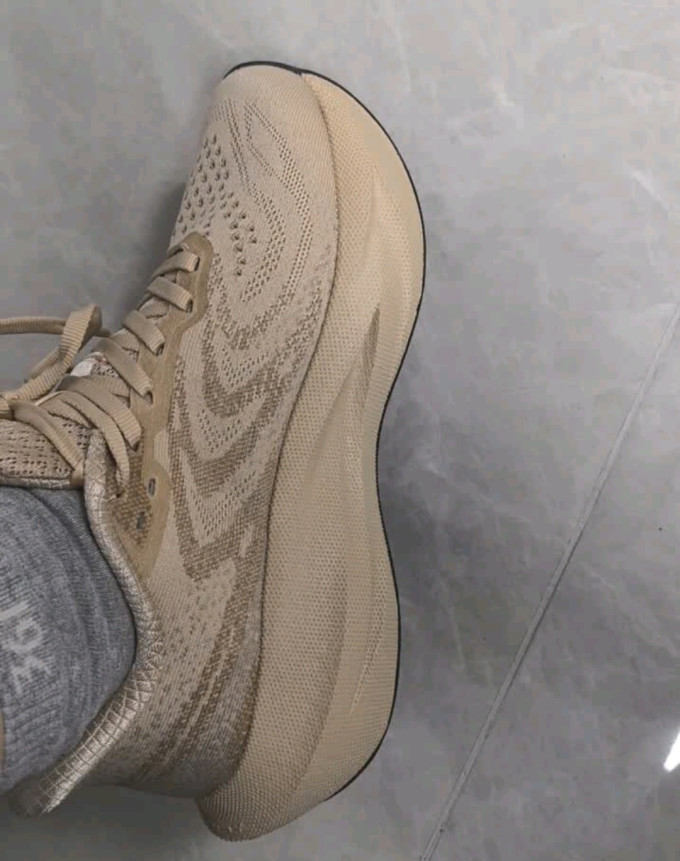 跑鞋