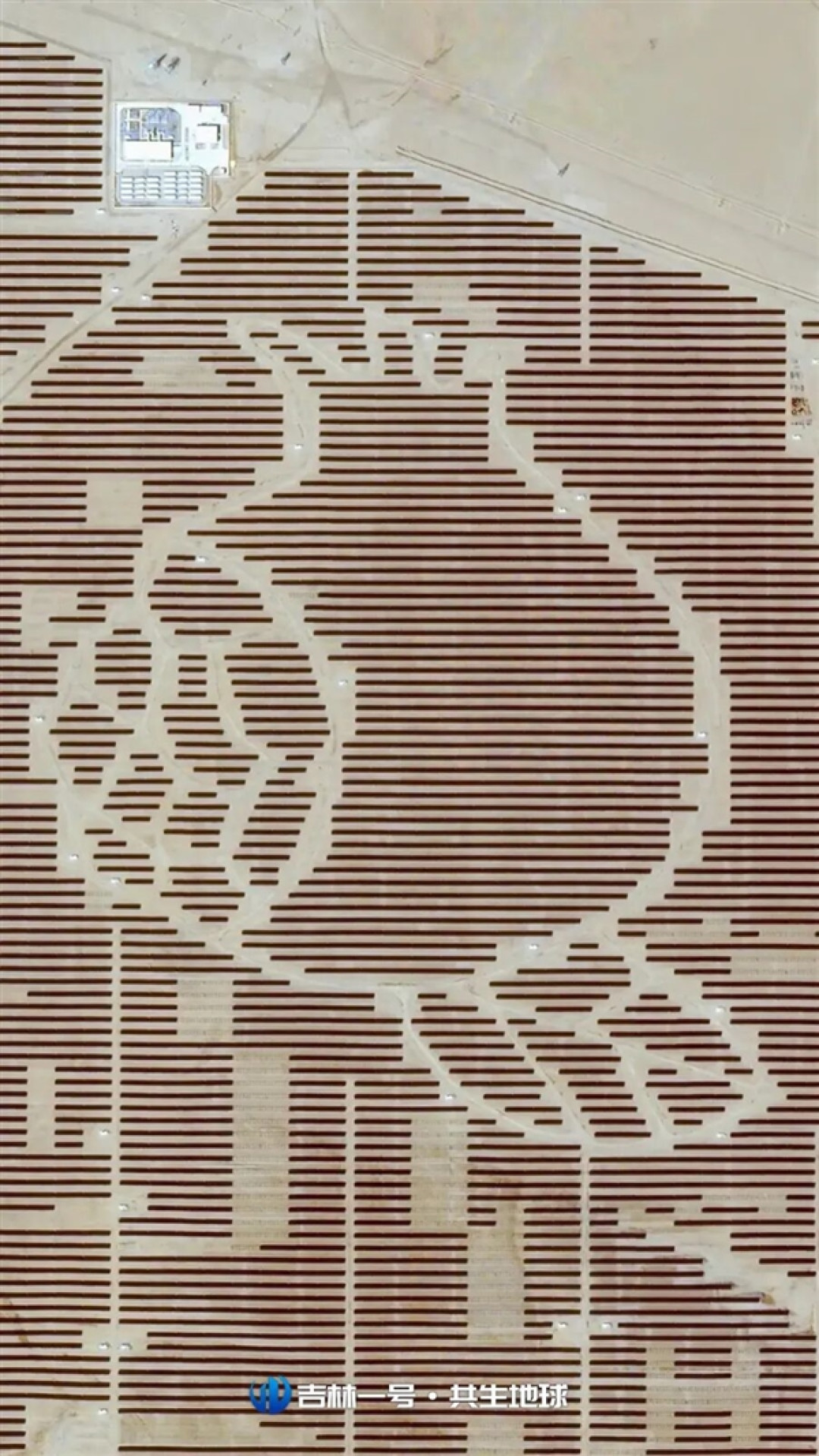 从太空俯瞰沙漠里的光伏阵列:宏伟的艺术画卷