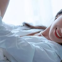 气质女神王紫璇，颜值身材双在线，白衬衫卡其裙的搭配谁能不爱？