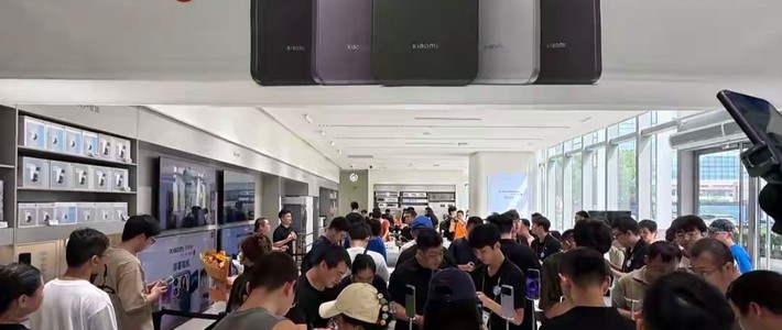 雷军“碰瓷”苹果17，却炸出小米真正实力！是自卑，还是高端局？
