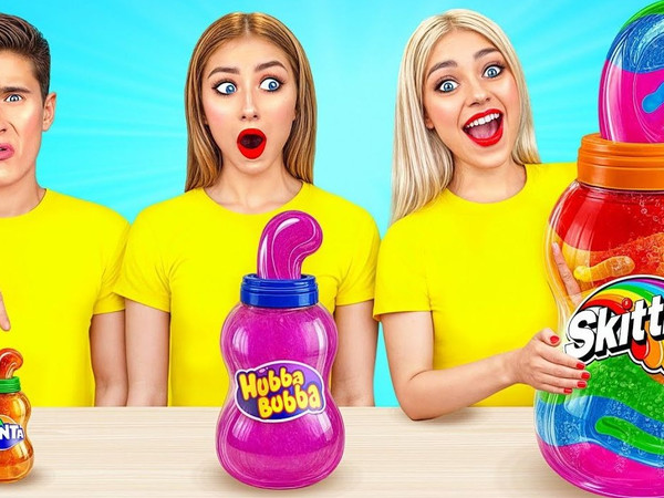 小瓶芬达果冻VS巨型泡泡糖果冻，美食挑战，谁先吃完获胜！