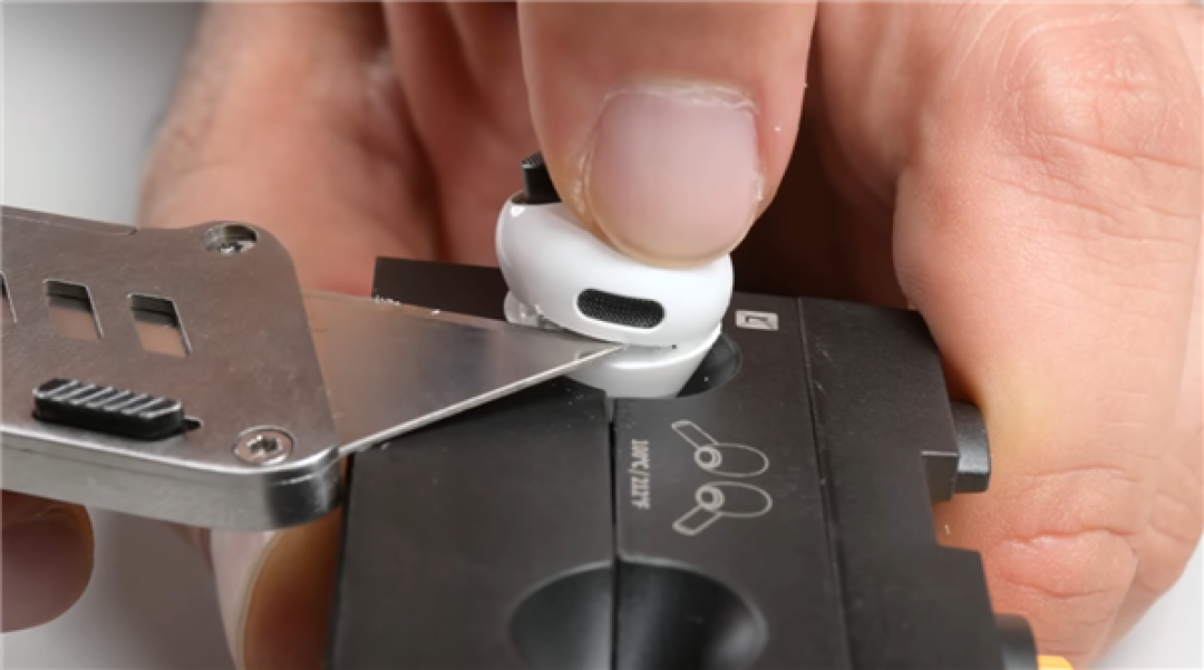 一锤子买卖 iFixit暴力拆解苹果AirPods Pro 3 可维修评分0分