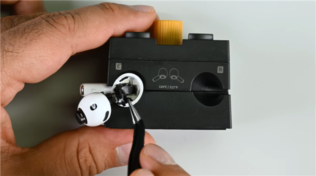 一锤子买卖 iFixit暴力拆解苹果AirPods Pro 3 可维修评分0分