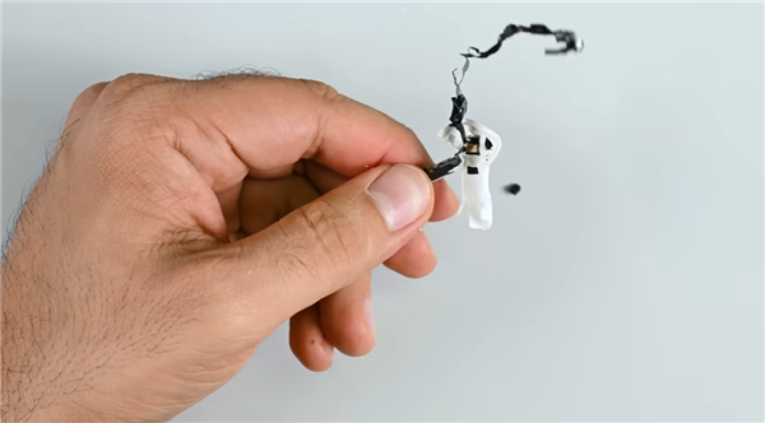 一锤子买卖 iFixit暴力拆解苹果AirPods Pro 3 可维修评分0分