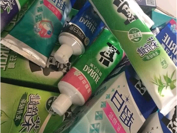 双重薄荷配方牙膏，口腔清新持久