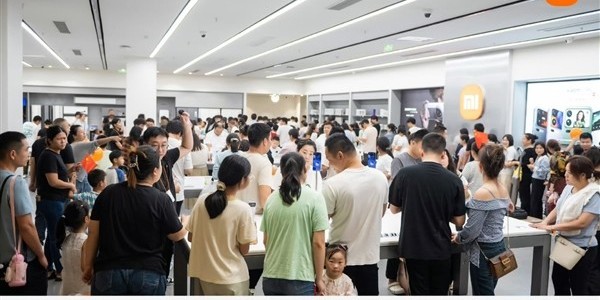 小米门店人山人海 卢伟冰：供应链团队驻厂 尽快供应小米17 Pro Max