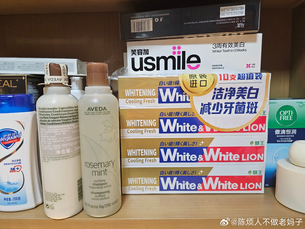 好像从来没有写过狮王大白牙膏我舌尖洁癖，刷完牙一定要舔两圈牙齿，舔到一点牙垢就要再刷一次，白天经常也要舔舔，有什么不光滑的东西就要跑去刷牙只有这个牙膏是刷的最光滑的，并且一整天都没有任何牙垢再出现，并