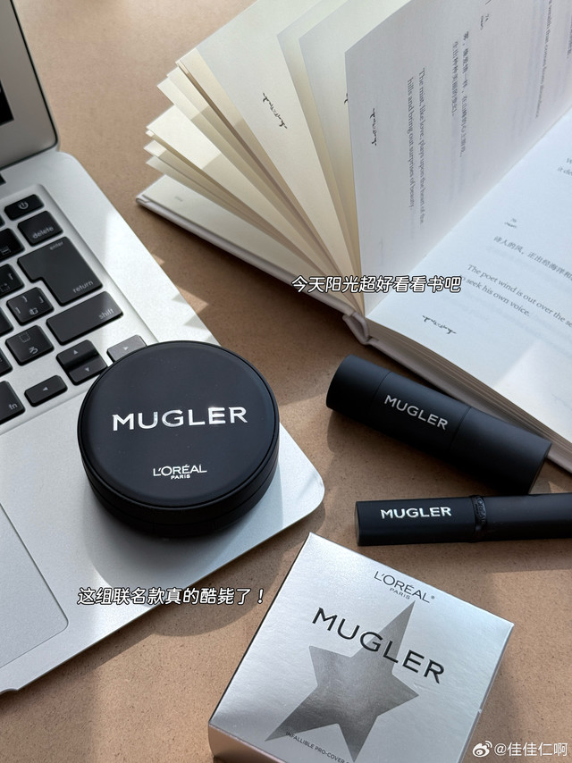 欧莱雅x Mugler联名开箱｜#尖货指南##时装周妆容解析#我真的太爱看美女了！#巴黎时装周#大秀上的女明星妆造个顶个的出圈！我存了好多神图～刚好收到了@微博时尚 @微博美妆 寄来的🎁巴黎欧莱雅Mu
