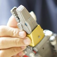 擎天柱之后，他才是主角——孩之宝领袖级86大电影钢锁深度测评