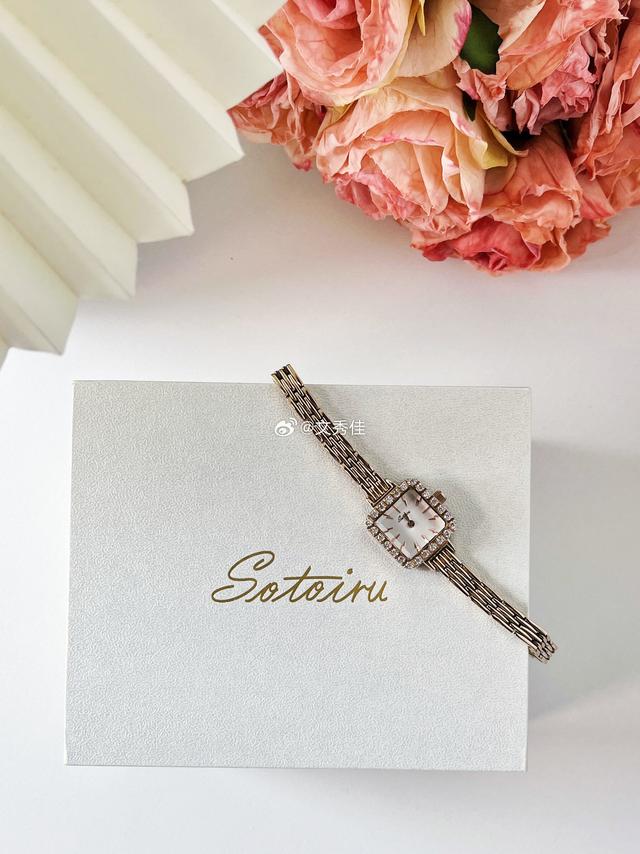 #配饰种草##时尚首饰# 时尚配饰大赏 被Sotoiru（圣缇斯）这款女表美到心颤，今天必须给你们种一棵时尚配饰的超级“草”——来自Sotoiru（圣缇斯）的一款时尚女表，戴上它瞬间提升时尚格调，简直