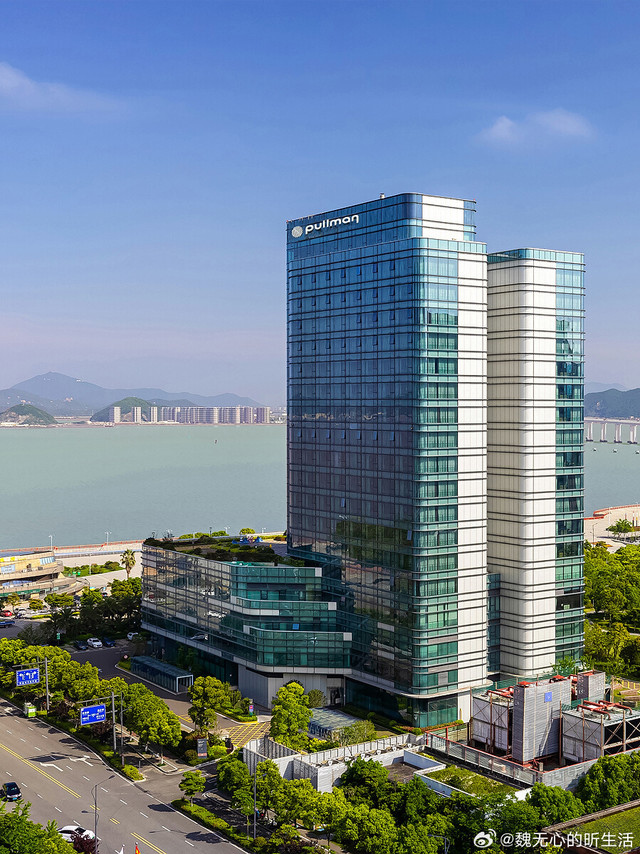 睡进东海画卷里！舟山铂尔曼酒店：270°海景+亲子天花板+海鲜自由#带着微博去旅行##微博旅行家# 五一小长假，想好去哪里玩了吗？想找个能够看海的地方，全家出游的惊喜莫过于住进舟山铂尔曼酒店——推窗即