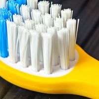 避雷“廉价”电动牙刷头：放大观察毫无磨圆，儿童使用牙刷烂