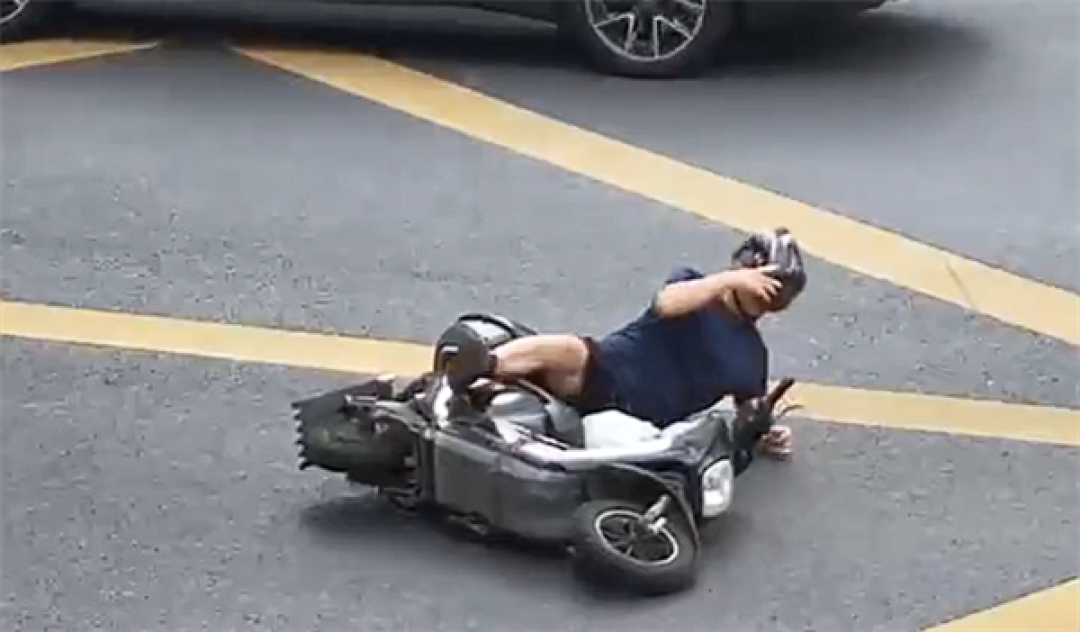 骑电车鬼探头致事故被判全责 男子不满:看不到我他开什么车!