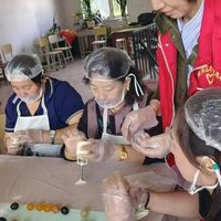 哈尔滨市保健路街道社工站:双节共制冰皮月饼,邻里温情暖人心