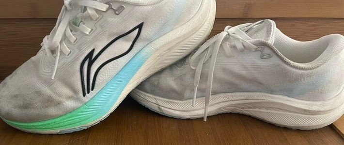 李宁缓震跑鞋：颜值与性能兼备