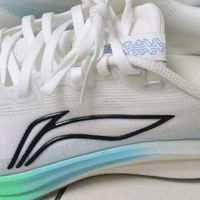 李宁清新小白鞋：颜值与性能双在线