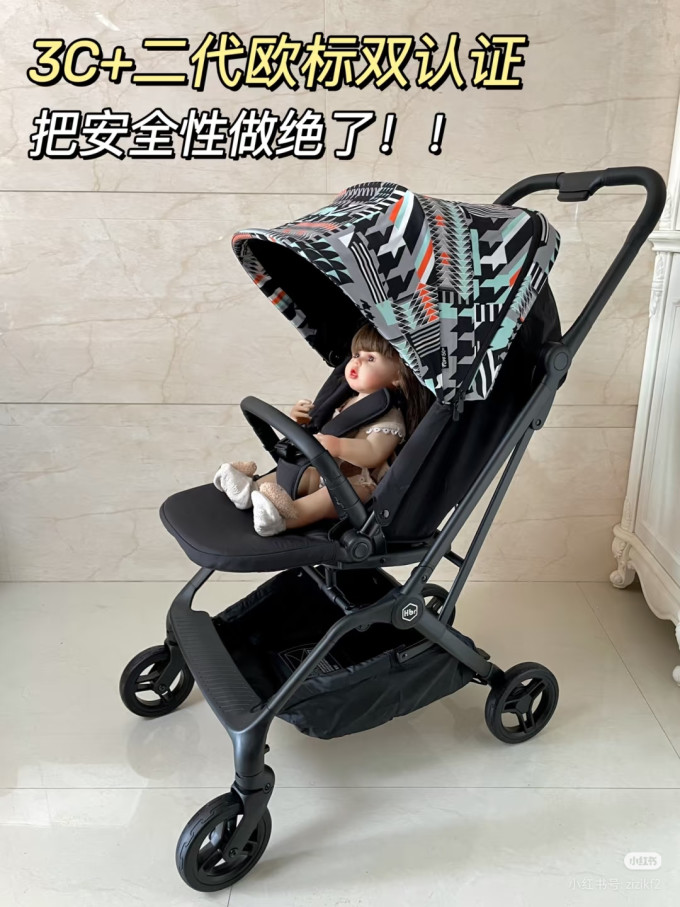 阿迪达斯休闲运动鞋