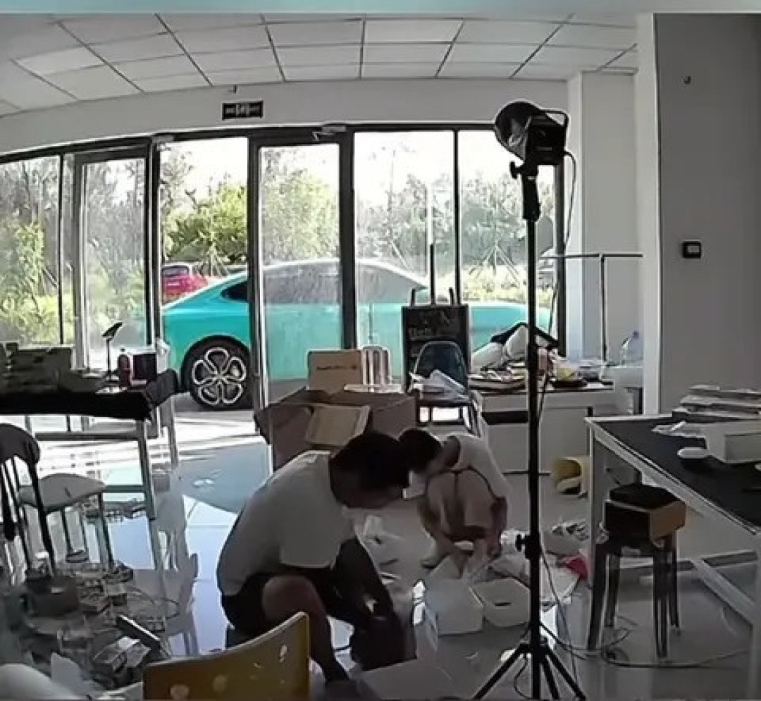 小米汽车停放时无故启动?官方回应:手机误触,车主质疑