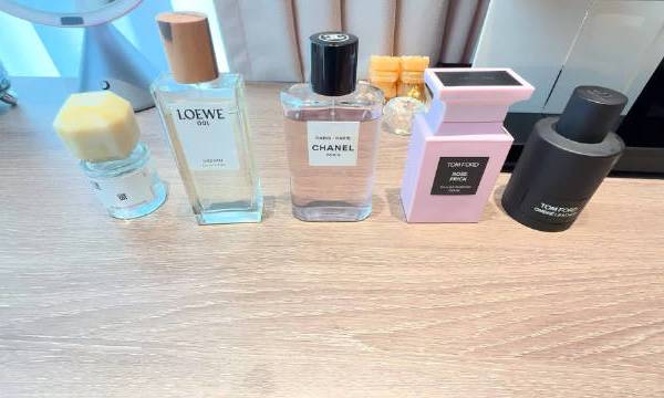 #我的本命妆备##微博超有用视频大赛##微博好物研究所##做生活的主角# 一期香水爱用分享 我的香水按季节分类 讨厌脂粉味 甜腻的味道 最后这么多年只剩下这五瓶爱用如果有和我一样的喜好可以看一下这一期