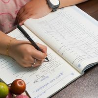 孩子刚上高一，每晚学到很晚，真担心孩子的眼睛，这可怎么办？