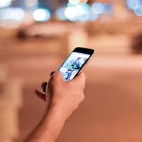 女子泡澡玩充电iPhone不幸触电身亡！其丈夫：手机包装没警告