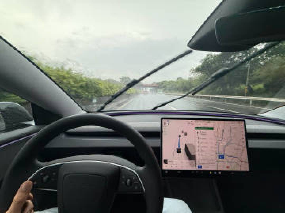 新能源车雨天辅助驾驶失控撞半挂车 司机全责揭技术使用误区