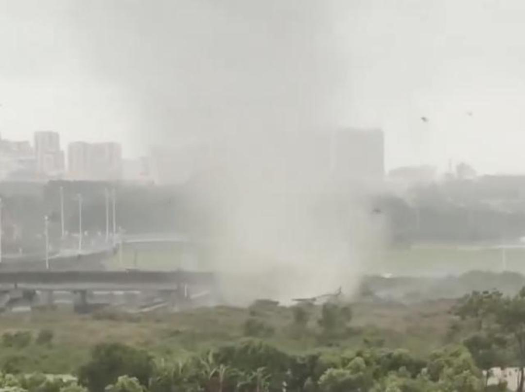 广东湛江两天突发20个龙卷风破纪录 台风"博罗依"触发极端天气预警立功零伤亡