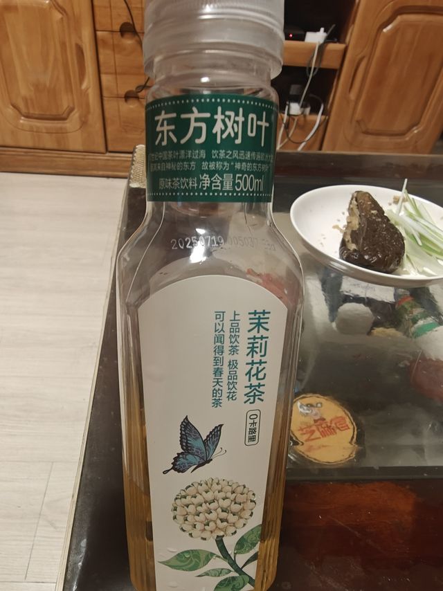 农夫山泉出品，茉莉茶香四溢的日常伴侣