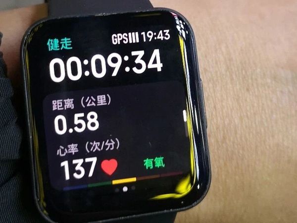 刚到手的智能手表就出了问题，拆解看看是什么原因，能不能修复。