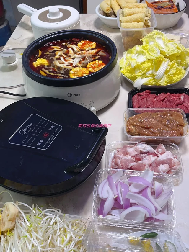 高效搞定中秋家宴。今年中秋家宴,终于告别了在厨房手忙脚乱的传统模式。我把美的电火锅和电饼铛往餐桌中央一摆,瞬间解锁了火锅烤肉双模式。
电火锅插电后升温特别快,牛油锅底十分钟就开始咕嘟冒泡;旁边的电饼