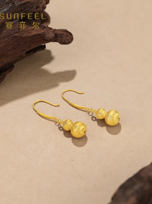 赛菲尔珠宝葫芦系列是其将传统吉祥文化与现代珠宝工艺深度融合的经典系列，以“葫芦”谐音“福禄”的美好寓意为核心，打造出多款兼具文化价值与佩戴美感的黄金首饰。
 
工艺与材质亮点
 
- 采用无焊料黄金工