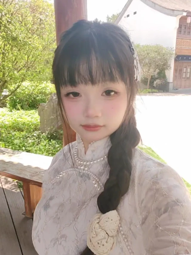 #旗袍控集合👘这3款汉元素美到犯规！
改良旗袍真的太懂中国女生了！日常穿不突兀，拍照又自带氛围感～

🌿【新中式少女风】
淡绿色提花面料，领口盘扣精致又温柔，长度到小腿超显腿细。搭小白鞋通勤，配珍珠耳