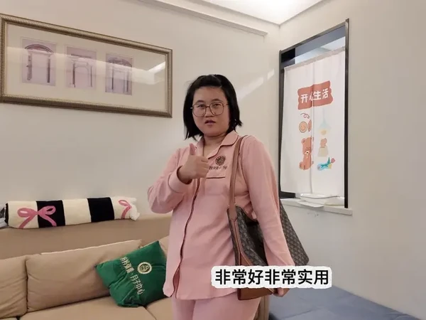 #开箱分享 送自己的月子礼物——迪桑娜的Hobo包～#月子礼物 生完还有170斤，原相机记录下最胖的样子，等瘦下来的那天一定很有成就感～