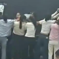 感恩教育，就是让父母跪地让学生踩背？愧疚教育教不出感恩的孩子