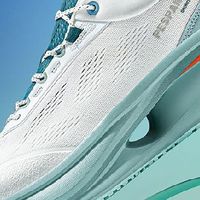 2025必入跑鞋！佩斯熊猫把软弹增高焊在脚上