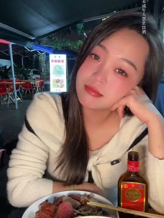 城墙撞人了！离谱！#西安#劲酒配美食食养两相宜 #五谷合养派  #陕西吃啥更攒劲  #食养西安
