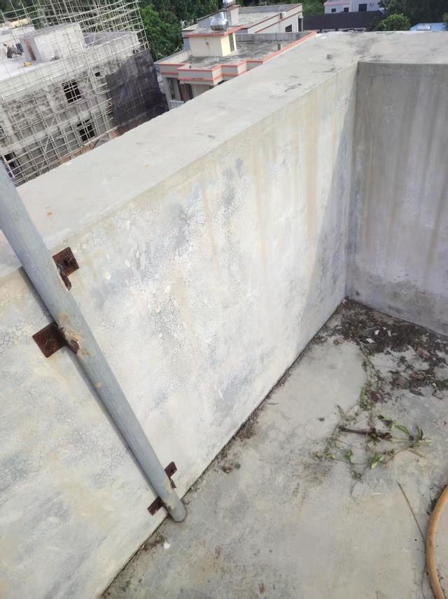 查漏报告:疏通屋面地漏，缝隙填砂浆再打胶！