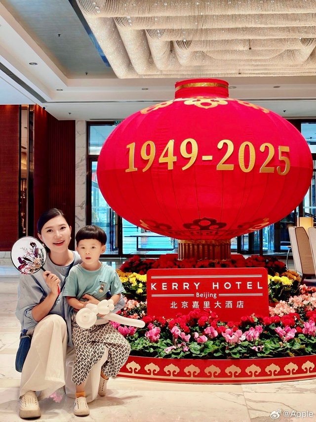 #带着微博去旅行##微博旅行家##发现宝藏酒店# 国庆中秋带娃去哪儿？来嘉里大酒店，完美避开人潮！我们球宝每次在这里都玩到不想走～🍴 中午先冲大餐每次来嘉品餐厅都有惊喜！这次和“宜宾招待所”合作，地道