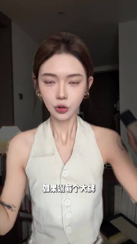 #微博美妆大赛##彩妆产品#  每个大牌只买一件！一步到位不踩平替坑～这些值得投资的彩妆单品，闭眼入都不亏～你心中的“一步到位”单品是哪个？ Mizzi仙贝的微博视频