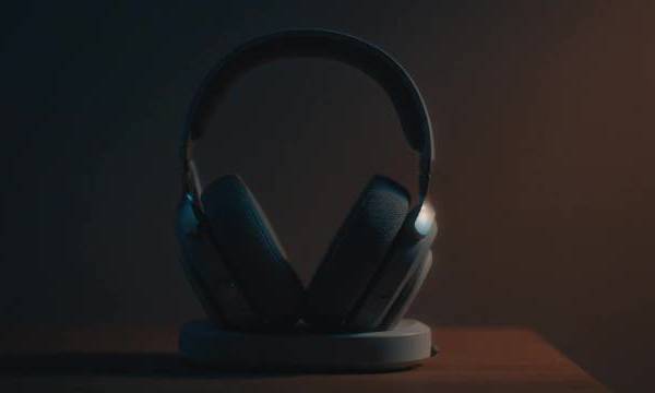 * 机箱厂商也来做游戏耳机啦知名电脑硬件设计品牌 Fractal Design 最新推出游戏耳机 —— Scape，其将提供黑白两种配色选择，售价均为 199.99 美元，约合 1500 元人民币，将