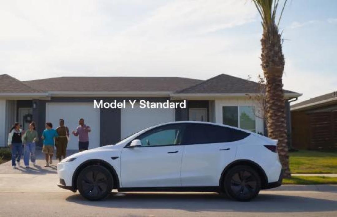 特斯拉美国推出Model 3/Y极简版:砍掉20余项配置降10%售价,516km续航保留HW4硬件
