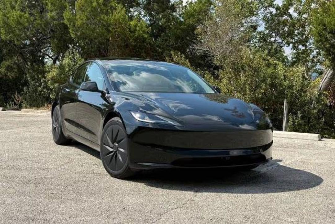 特斯拉美国推出Model 3/Y极简版:砍掉20余项配置降10%售价,516km续航保留HW4硬件