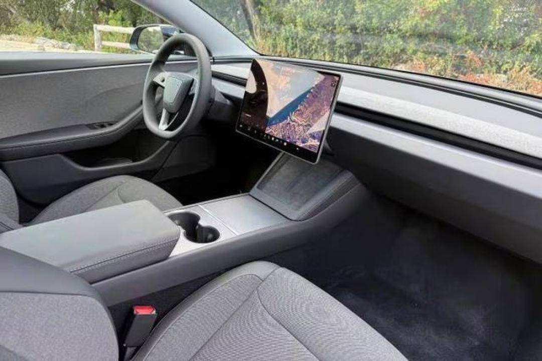特斯拉美国推出Model 3/Y极简版:砍掉20余项配置降10%售价,516km续航保留HW4硬件