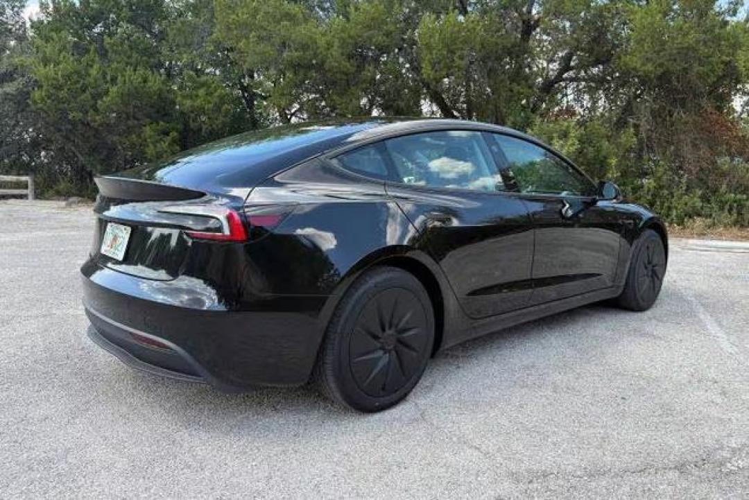 特斯拉美国推出Model 3/Y极简版:砍掉20余项配置降10%售价,516km续航保留HW4硬件